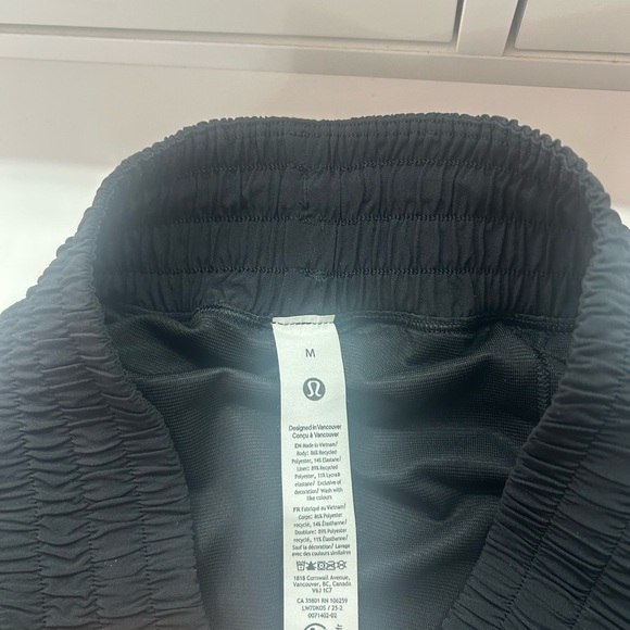 Lululemon Shake It Out HR Shorts 2.5” - Picture 3 of 3